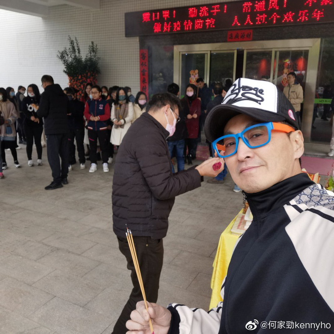 Anh thường xuyên chia sẻ các hoạt động của mình với người hâm mộ trên Weibo.