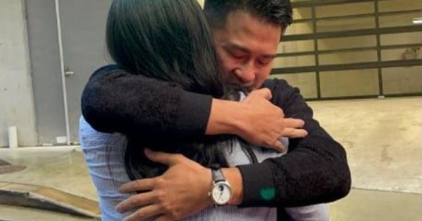 Phillip Nguyễn nghẹn ngào ôm 1 cô gái rất chặt nhưng không phải Linh Rin