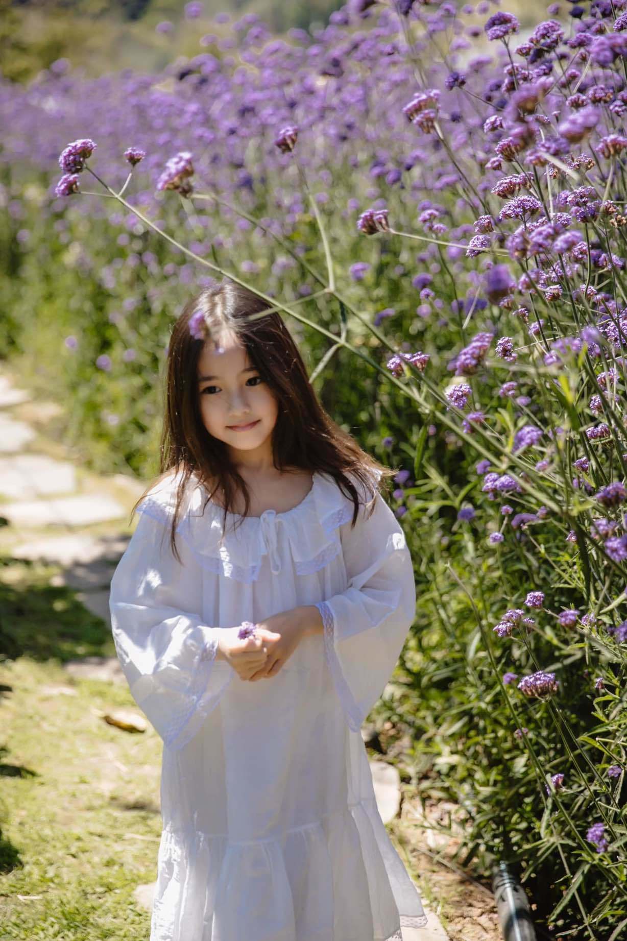 Con gái út của Hà Kiều Anh: Mới 7 tuổi mà khí chất đài các khiến Hà Tăng phải nức nở - Ảnh 12