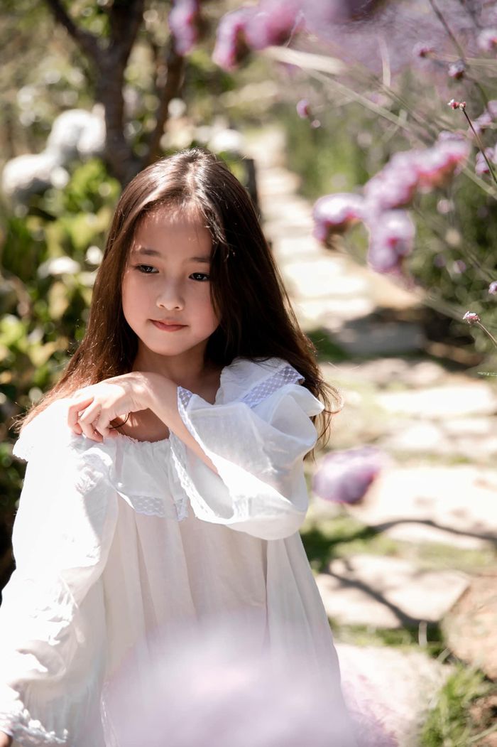 Con gái út 7 tuổi của Hà Kiều Anh lúc nào cũng toát lên khí chất rất thanh tao, nhẹ nhàng như nàng tiểu thư.