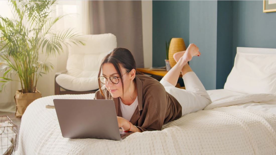 Thói quen làm việc trên giường: Tưởng tiện mà ẩn chứa nhiều tác hại khó lường