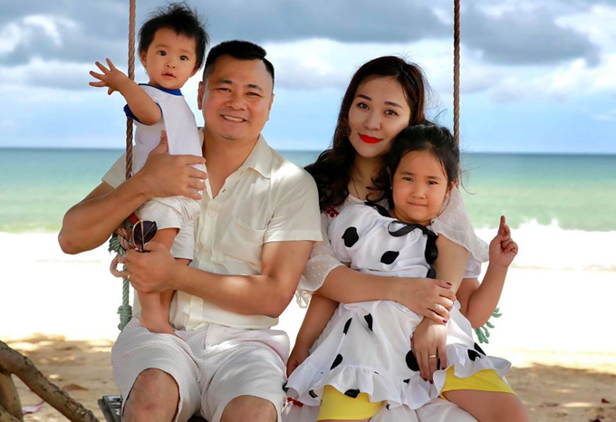 NSND Tự Long đang hạnh phúc với vợ mới kém hơn anh 12 tuổi Minh Nguyệt.