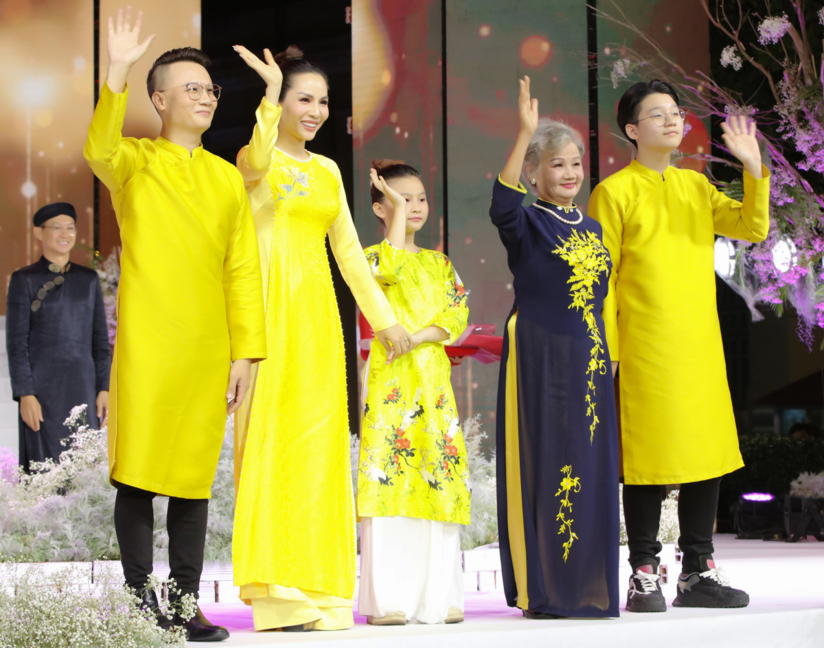 Gia đình vợ chồng ca sĩ Hoàng Bách cùng diện những bộ trang phục áo dài giống nhau với màu sắc rực rỡ đến từ nhà thiết kế Việt Hùng.