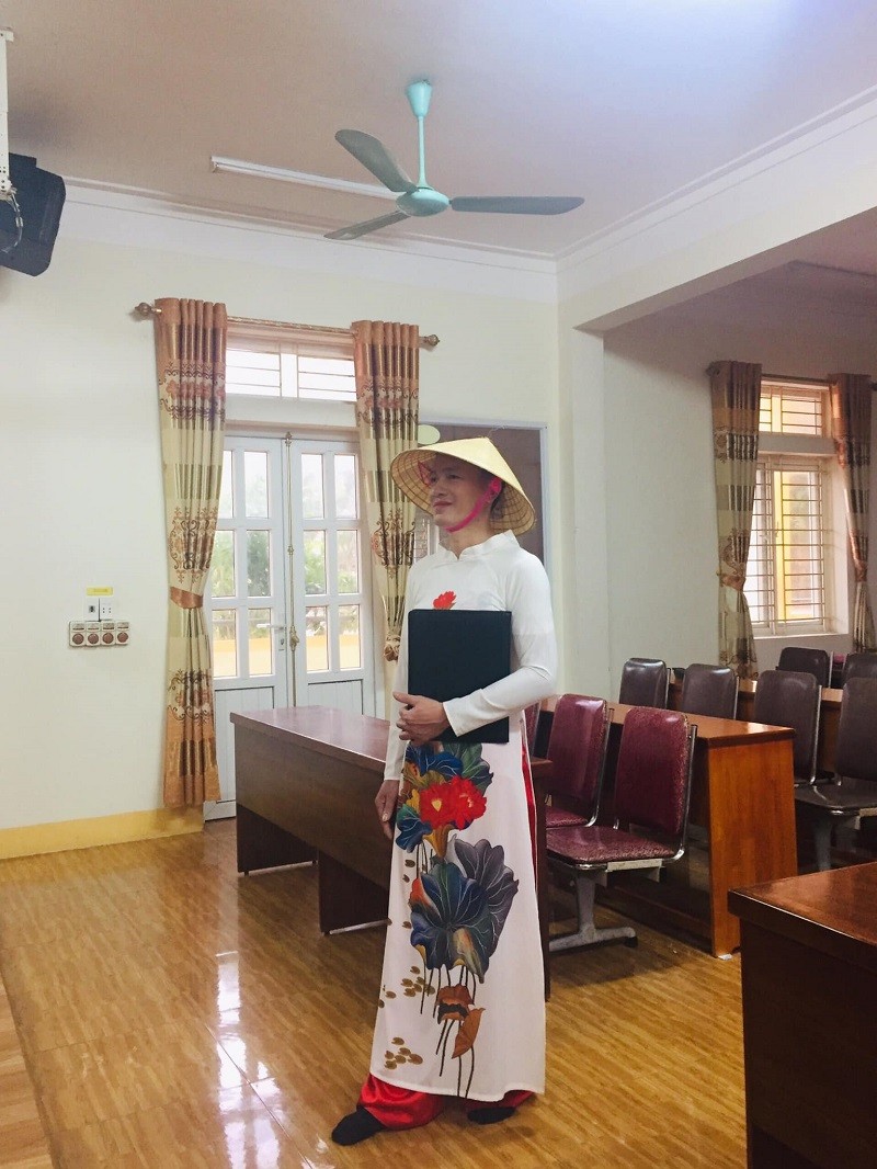 Thầy Ngọc sẵn sàng mặc áo dài để giúp học sinh hoàn thành bài dự thi, không bị thua kém các lớp khác.