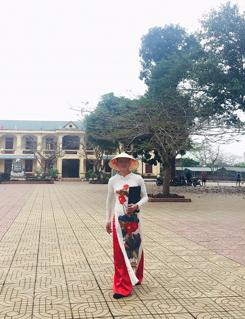 Hình ảnh này nằm trong cuộc thi 'Khoảnh khắc tháng Ba' được đoàn trường Trường THPT Quỳnh Lưu 4, Nghệ An tổ chức nhằm hưởng ứng tuần lễ áo dài và ngày Quốc tế phụ nữ 8/3. 