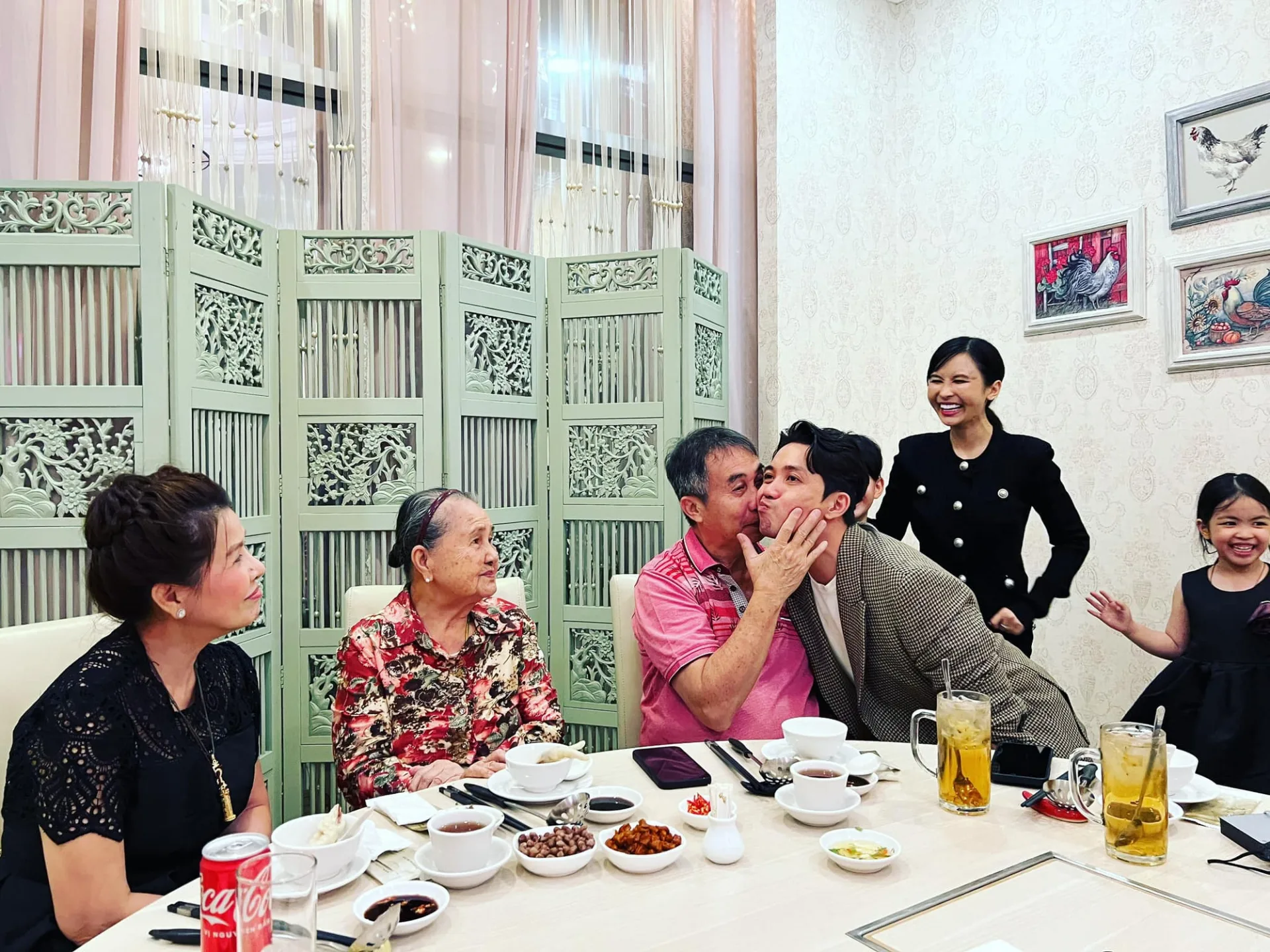 Gia đình Minh Nhựa từng sống tạm bợ trên kênh Quận 6 trước khi trở thành 