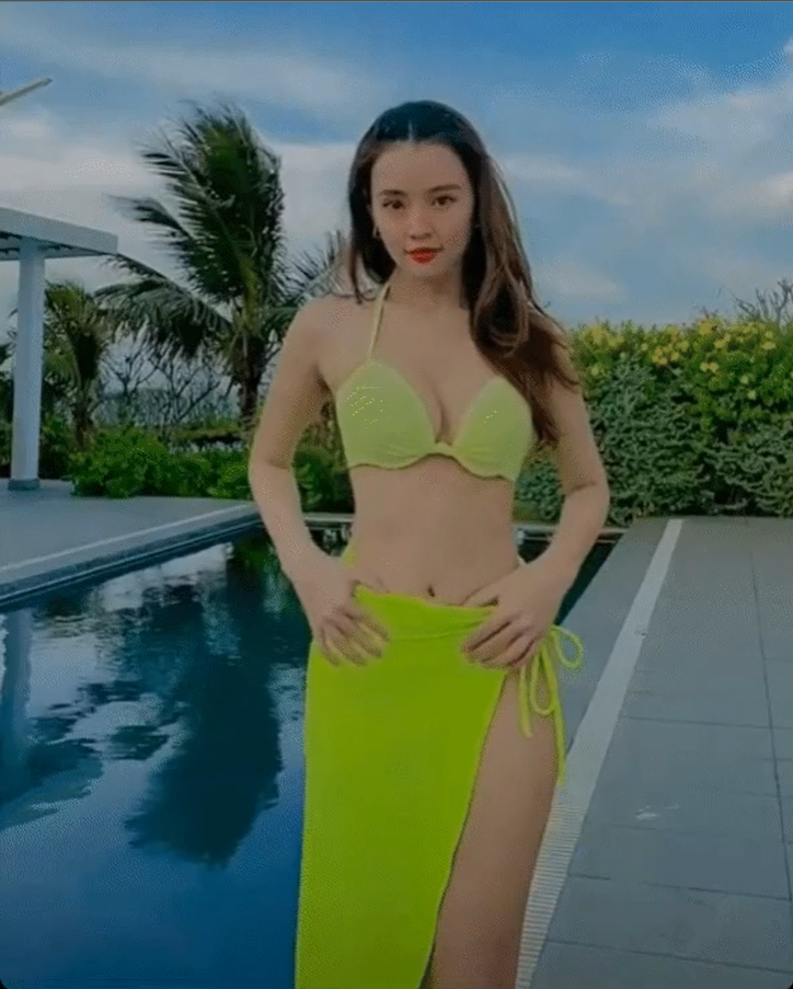 Midu đăng tải clip ngắn diện áo tắm thả dáng trước hồ bơi khoe vẻ ngoài vô cùng quyến rũ của mình.