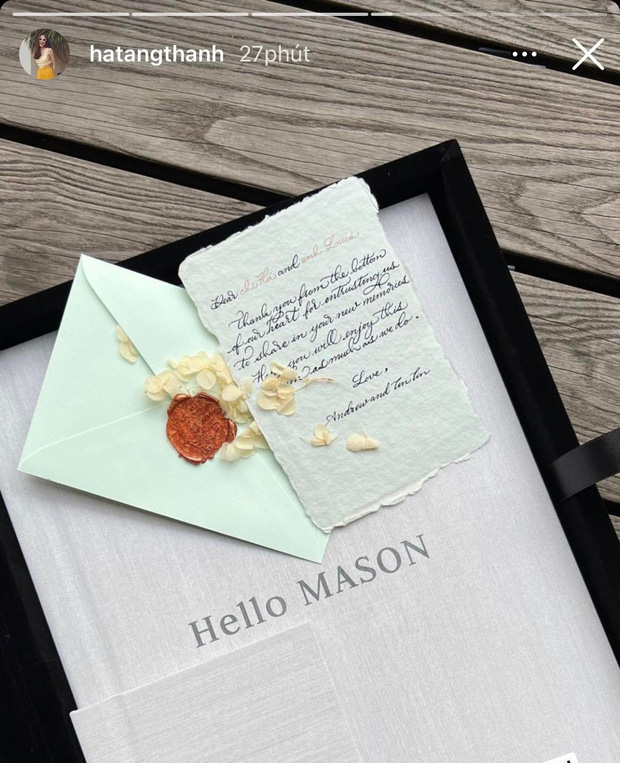 Hà Tăng nhận được quyển album có tên là 'Hello Mason', được cho là món quà mẹ bỉm dành tặng cho nhóc tì thứ 3.