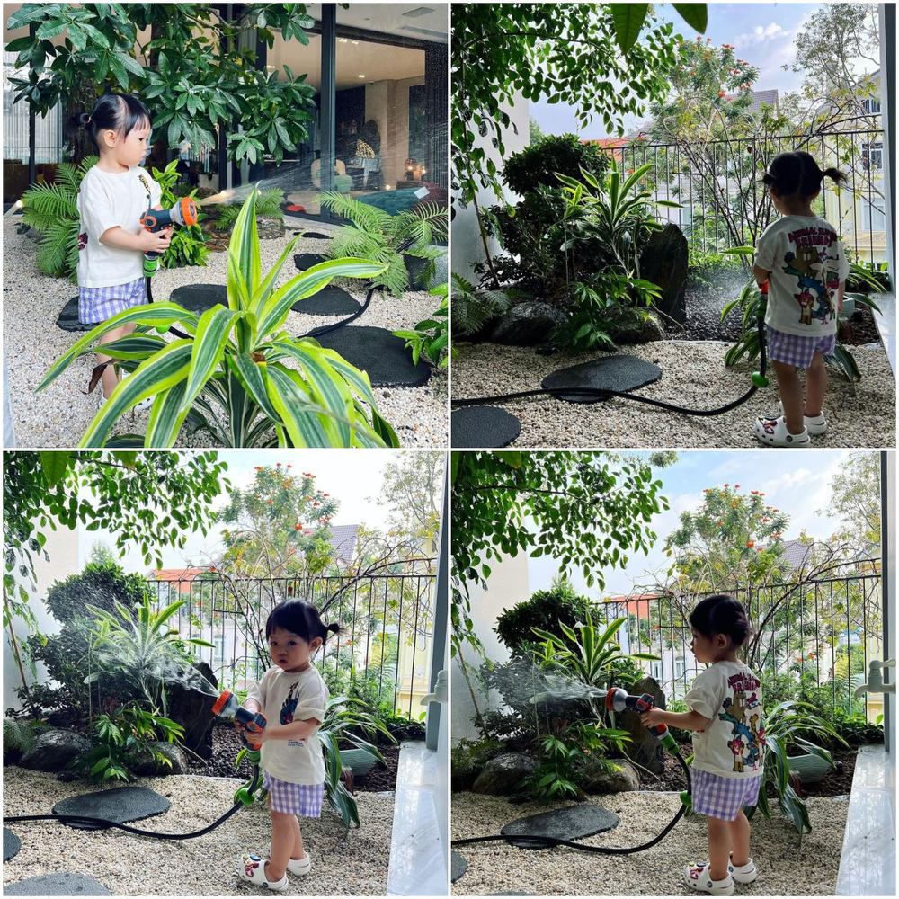 Cô bé vừa tưới cây vừa chăm chú quan sát sự hướng dẫn của bố mẹ để hoàn thành tốt nhất nhiệm vụ.