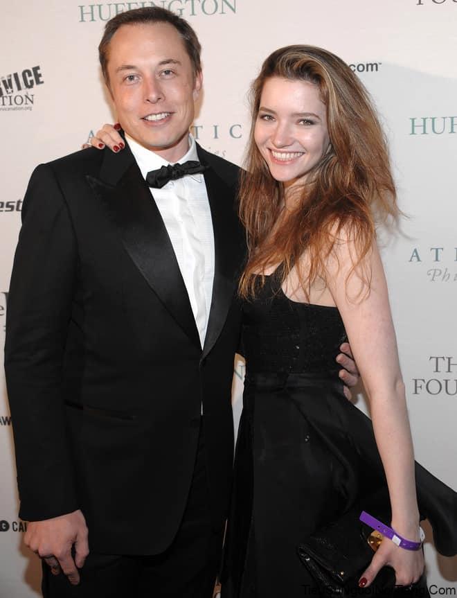 Sau hơn 1 tháng đệ đơn ly hôn vợ đầu Justine Musk, Elon Musk nhanh chóng đính hôn với nữ diễn viên Talulah Riley (1985) và chính thức về sống chung vào năm 2010. Tuy nhiên, năm 2012, cặp đôi đệ đơn ly hôn khi phát sinh nhiều mâu thuẫn và tái hợp vào 1 năm sau đó. Đến năm 2014, hôn nhân của họ tiếp tục gặp sóng gió khiến Elon Musk phải lần nữa đệ đơn ly hôn và hoàn tất thủ tục năm 2016.  