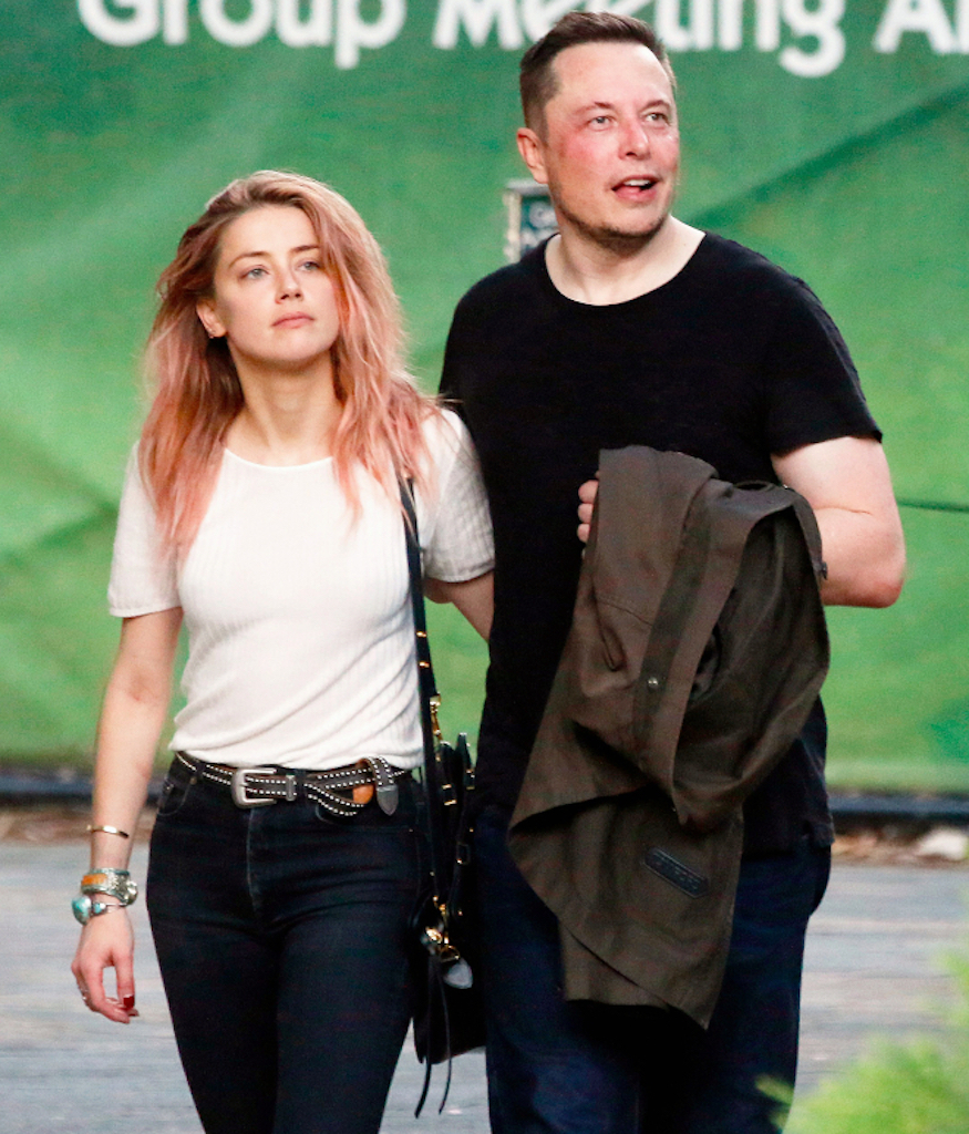 Cuối năm 2016, Elon Musk hẹn hò với sao nữ Amber Heard khi cô vẫn đang là vợ trên hợp đồng với tài tử Johnny Depp. Chuyện tình tan hợp nhiều lần của cặp đôi này từng là chủ đề bàn tán xôn xao của cư dân mạng. Có thông tin cho biết, Elon Musk và Amber Heard đã chia tay hồi cuối năm 2017, song cũng có tin đồn cho hay họ vẫn tái hợp và chỉ chính thức rạn nứt vào đầu năm 2018. Chia tay 'nữ thần' Amber Heard, tỷ phú công nghệ công khai tình cảm với nữ ca sĩ 'dị' người Canada Grimes.