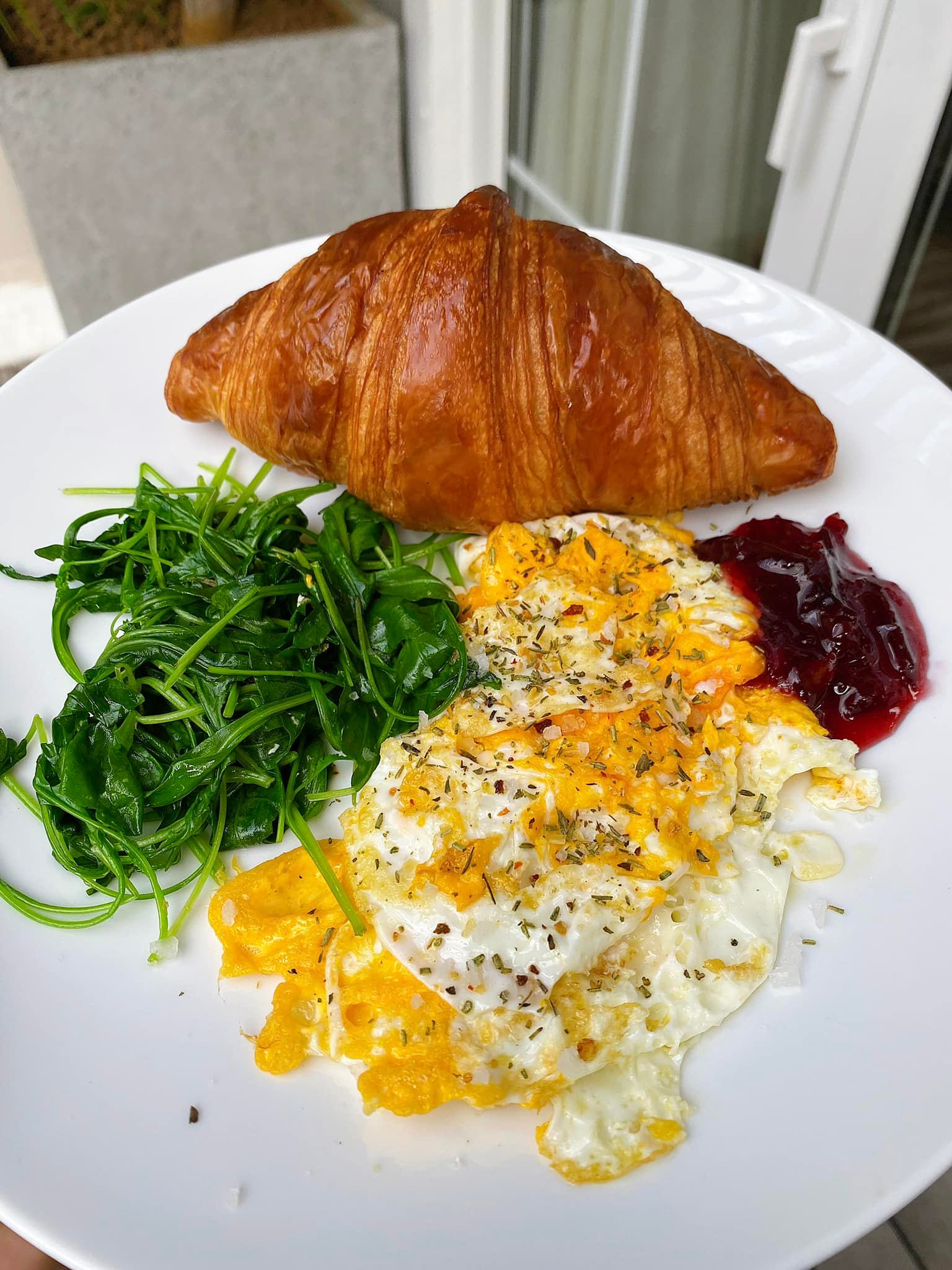 Một trong những bữa sáng 'healthy' và hấp dẫn từ Hà Tăng gồm bánh croissant, trứng ốp la và rau luộc