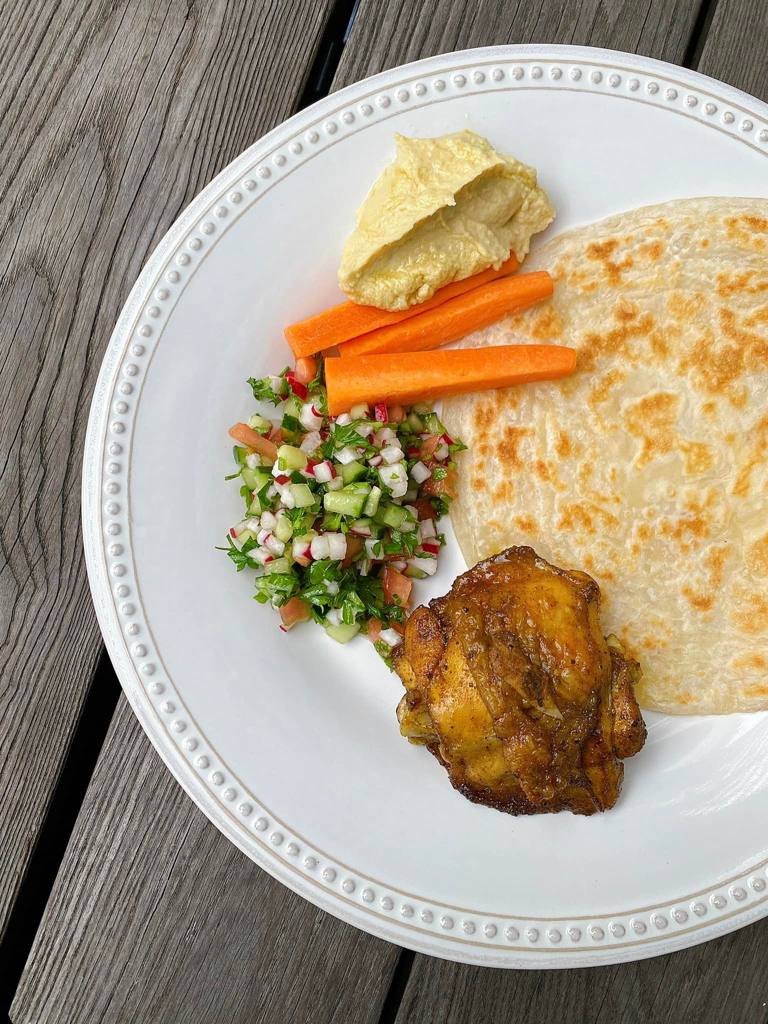 Món Ấn gồm bánh Paratha với gà nướng nghệ và salad kiểu Liban