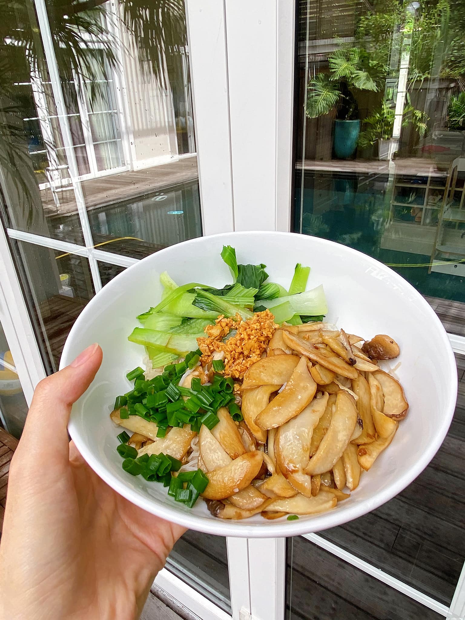 Thỉnh thoảng, gia đình Hà Tăng lại chuyển sang chế độ ăn chay với món hủ tíu khô đầy ắp nấm đùi gà baby áp chảo và rau cải ngọt
