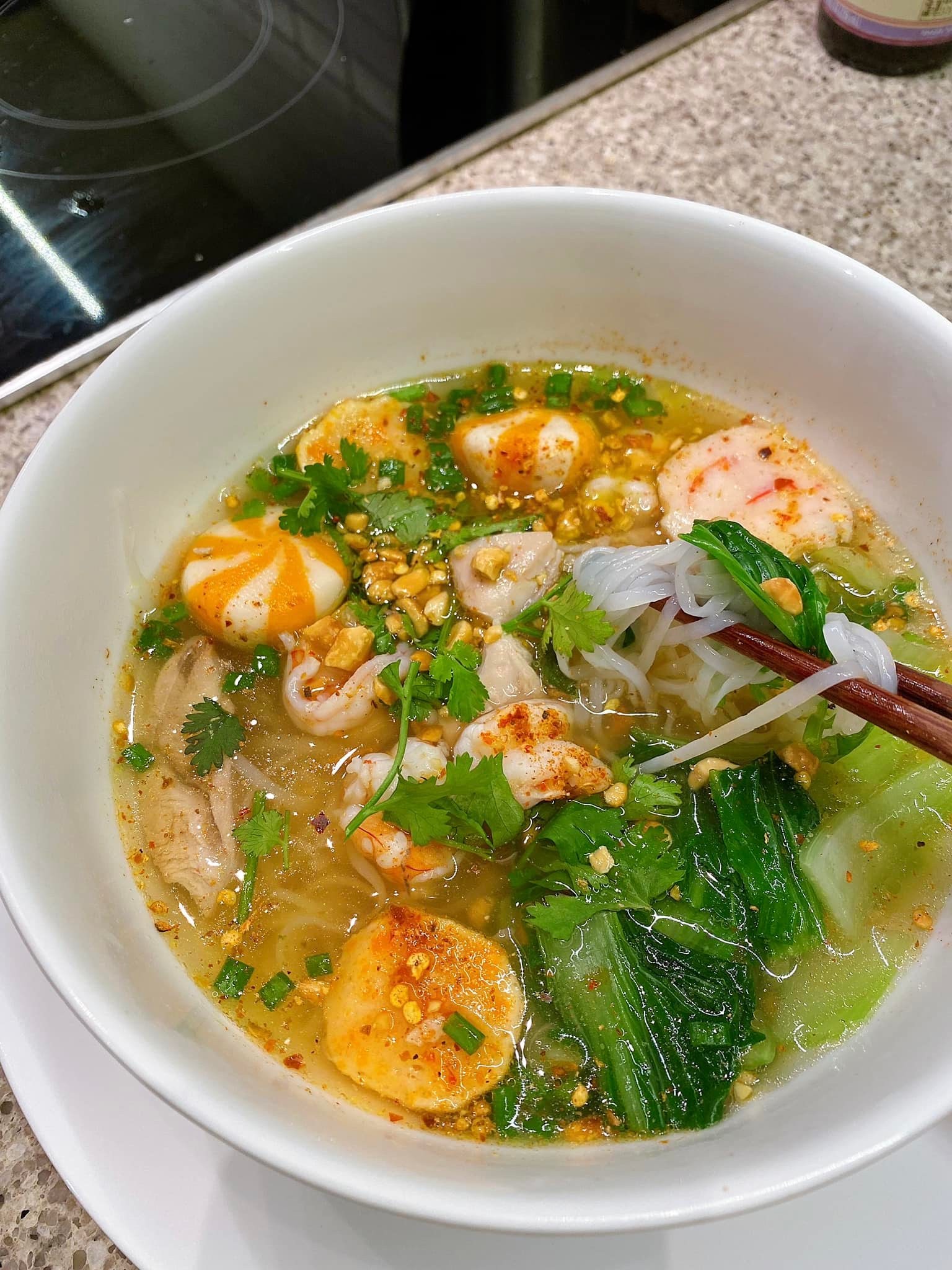 ...bún Thái gồm hải sản, thịt gà, heo xay kết hợp thêm cá viên các loại giúp món ăn thêm phần đặc sắc
