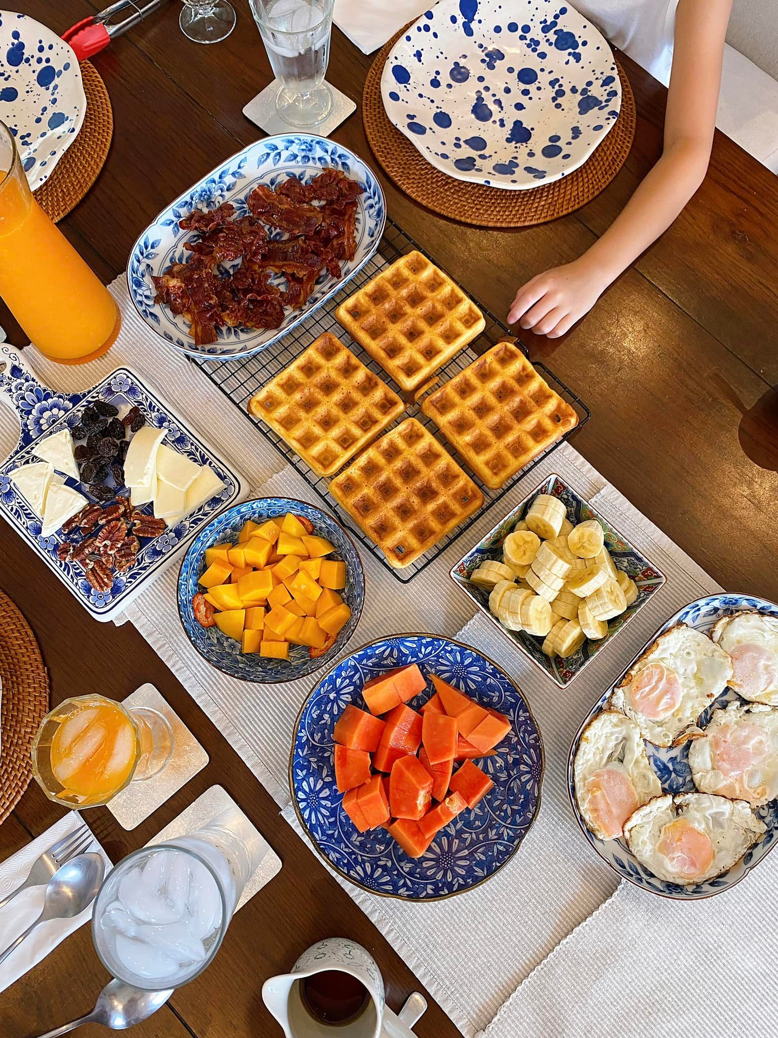 Một bữa sáng yêu thích của các con gồm bánh nướng, trái cây và phô mai
