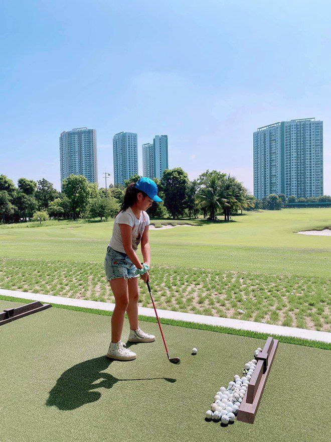 Ái nữ 12 tuổi nhà nam diễn viên Mạnh Trường cũng thường xuyên được bố dẫn ra sân golf và tập làm quen với bộ môn 'thể thao nhà giàu' này.