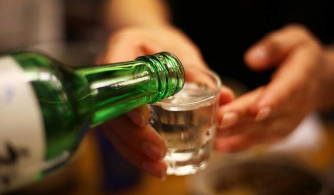 Uống rượu không hề sát khuẩn họng và phòng tránh Covid-19