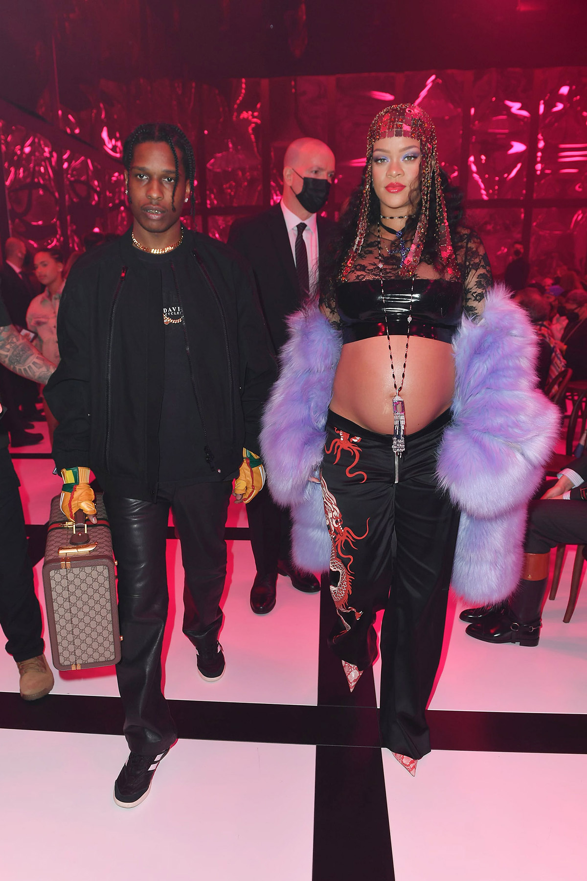 Tại show Gucci ở Milan vào ngày 25/2, Rihanna đã sánh đôi cùng bạn trai ASAP Rocky trong bộ crop top ngắn cũn phối cùng quần ống suông, khoác thêm lớp áo choàng lông và phụ kiện đội đầu được đính từ những miếng kim loại độc đáo.