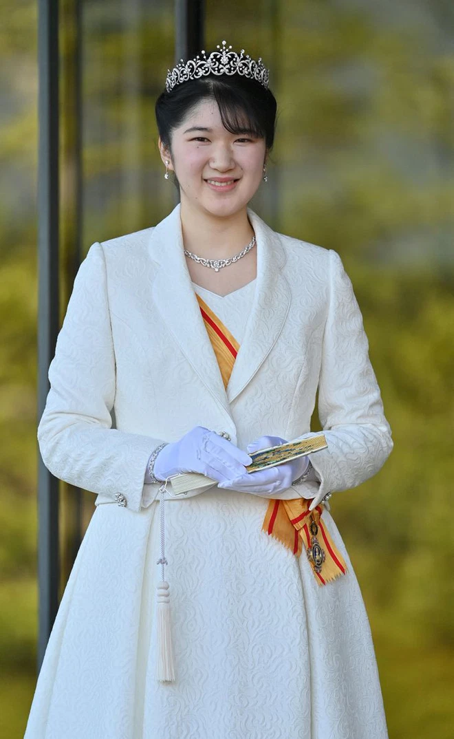 Công chúa Nhật Bản Aiko đã tổ chức buổi họp báo đầu tiên tại Cung điện Hoàng gia của Tokyo.