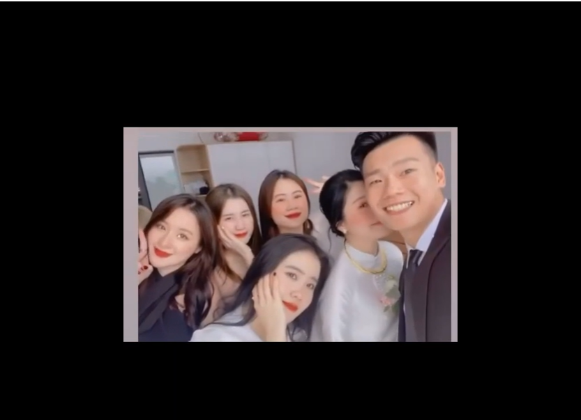 Vợ chồng Thành Chung vui vẻ chụp hình cùng bạn bè cô dâu