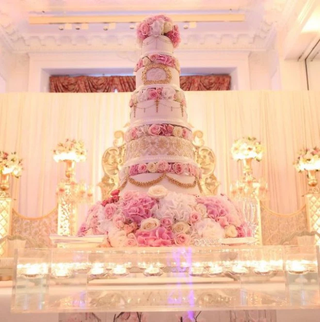 Chiếc bánh cưới giá 4 tỷ cũng thu hút sự chú ý của truyền thông khi có chiều cao 3m với 9 tầng bánh được nghệ nhân nổi tiếng Elizabeth Solaru thực hiện.