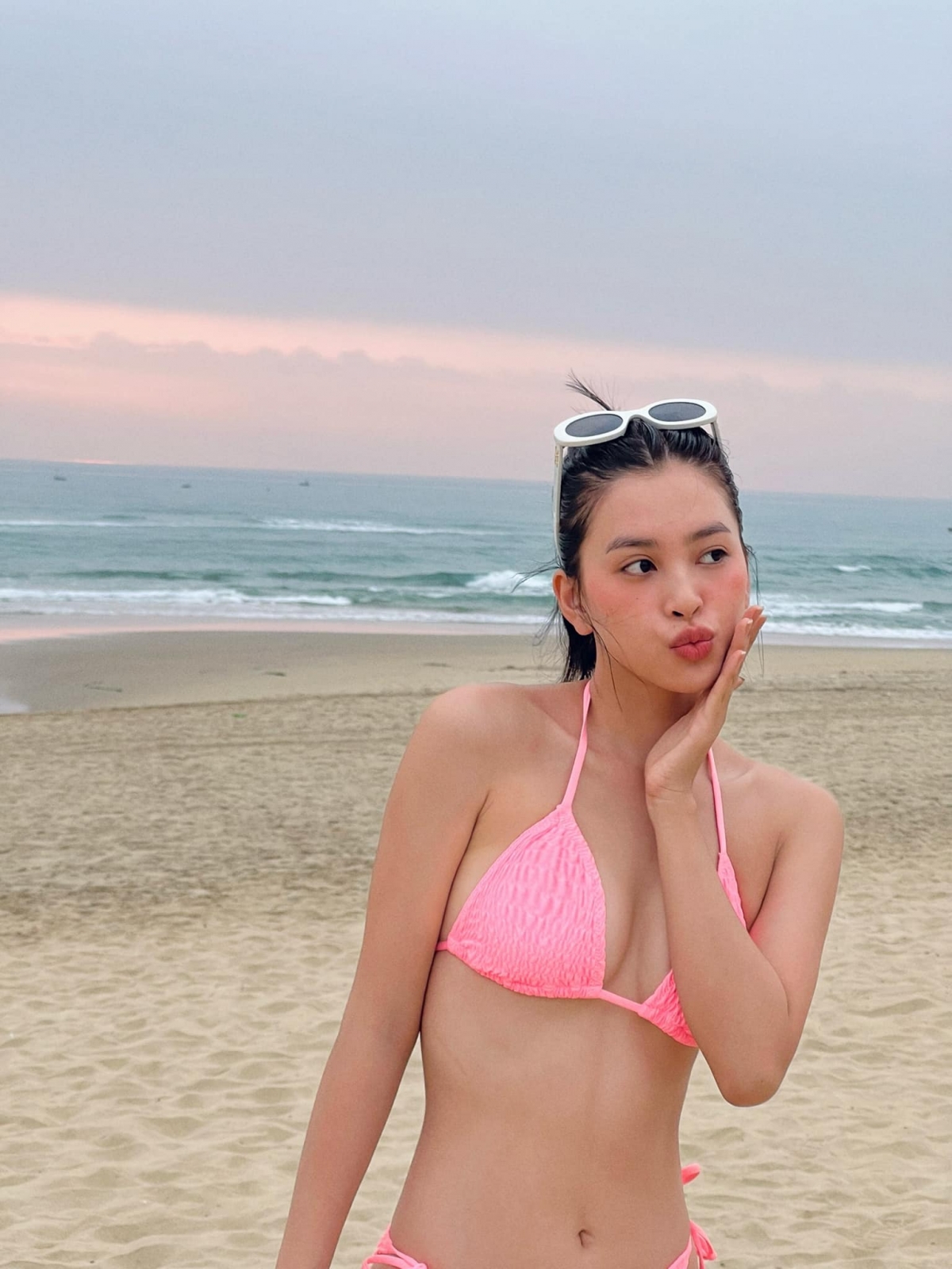 Hoa hậu Tiểu Vy đăng tải loạt ảnh đi biển