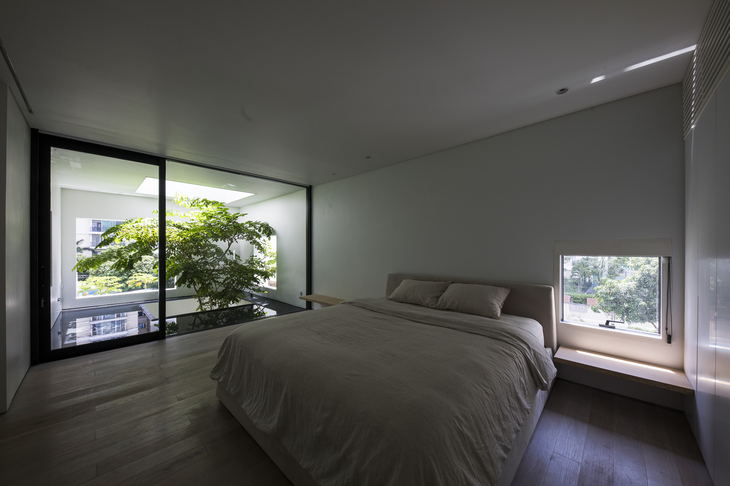 Phòng ngủ được thiết kế với nội thất tối giản và tràn ngập sắc xanh mát mắt.