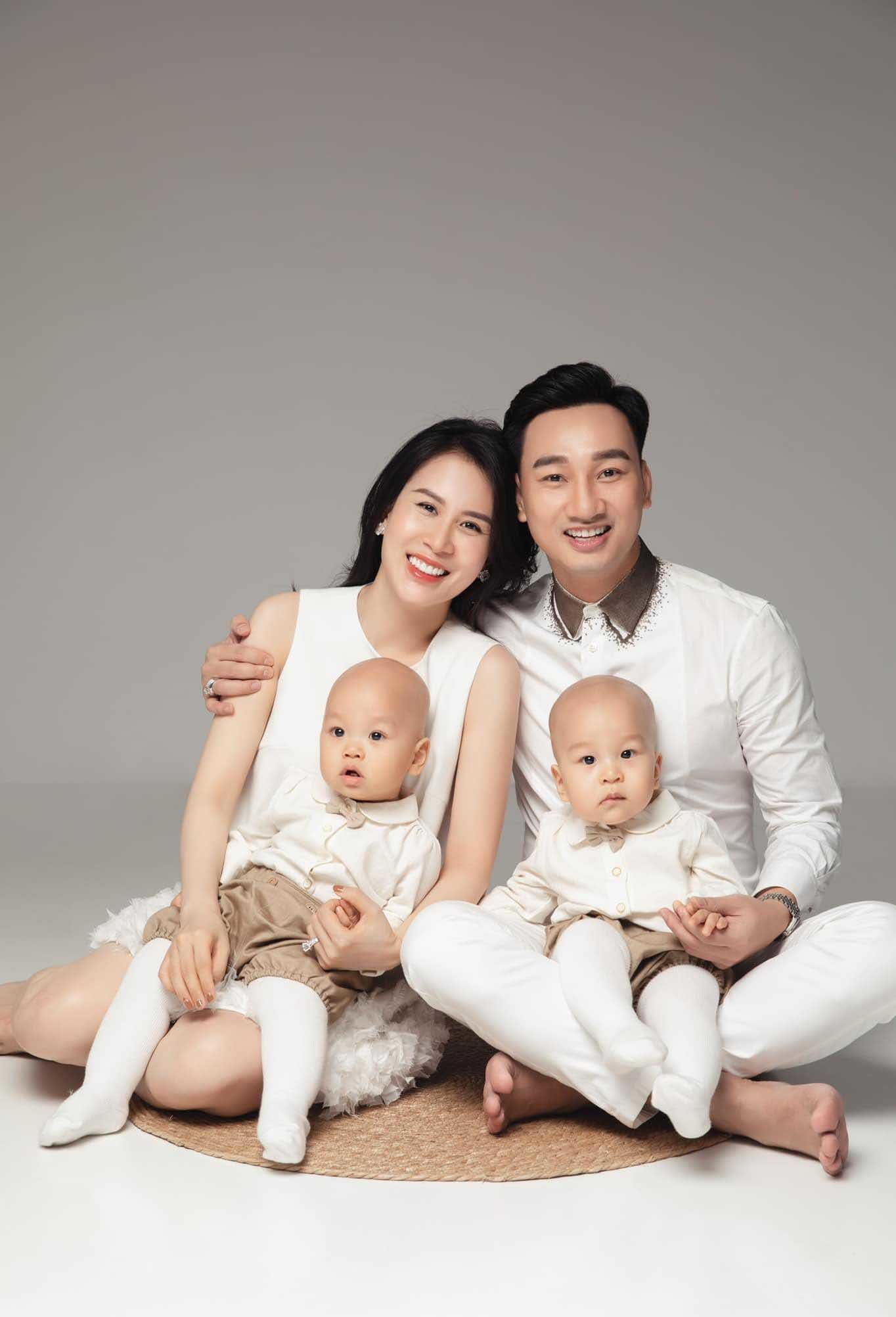 Sau khi kết hôn, Ngọc Hương quyết định nghỉ việc để lui về chăm lo cho gia đình.