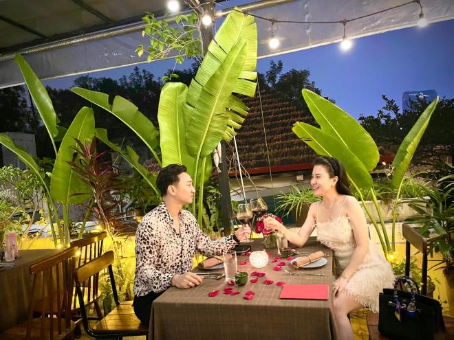 Thành Trung và bà xã cựu tiếp viên hàng không đã đăng tải lên trang cá nhân loạt ảnh ngọt ngào bên nhau dịp 5 năm ngày cưới.