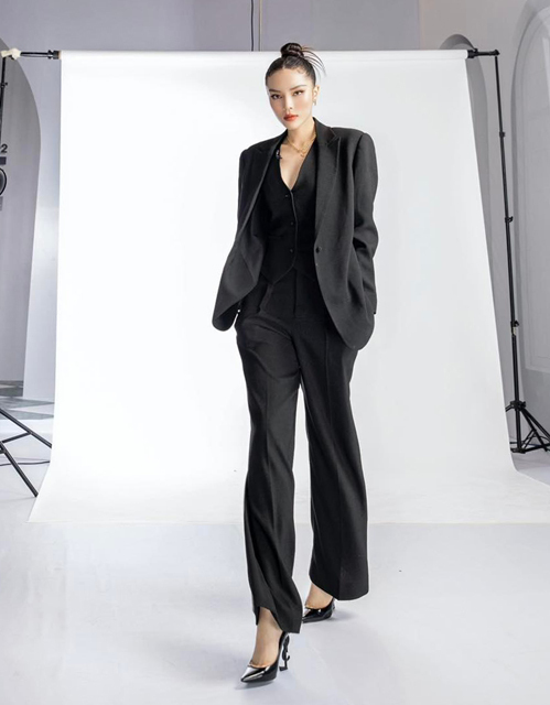 Hoa hậu Kỳ Duyên không ít lần chinh phục phong cách menswear với cách phối đồ ton-sur-ton đen đầy cá tính. Bộ suit gồm áo blazer dáng suông, quần ống rộng chính là kiểu suit chuẩn thời thượng.