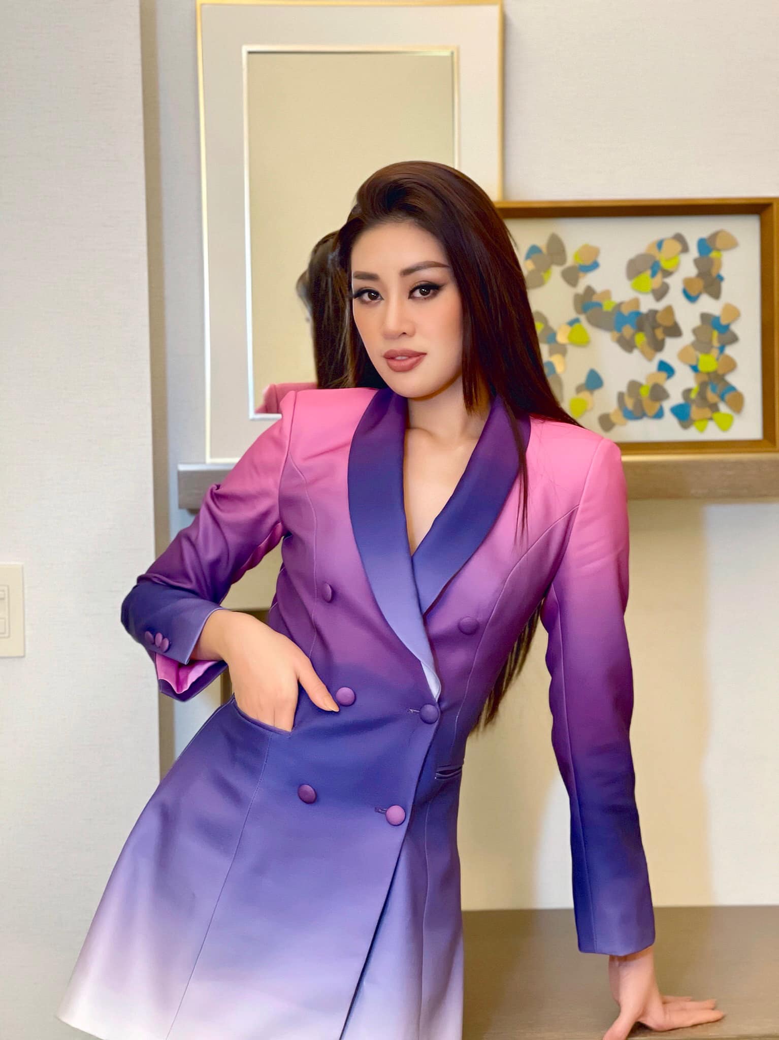 Trang phục vốn gắn liền với phong cách công sở trở nên trẻ trung và bắt mắt hơn khi Hoa hậu Khánh Vân sử dụng các tông màu ombre pha trộn giữa sắc tím và hồng nhạt. 