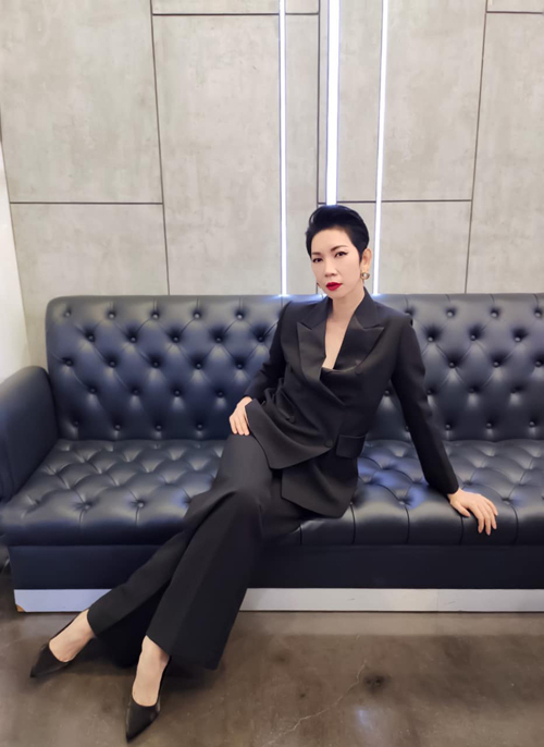 Siêu mẫu Xuân Lan diện bộ suit đen đơn giản nhưng gợi cảm khiến nhiều người liên tưởng ngay đến hình tượng nữ CEO quyền lực.