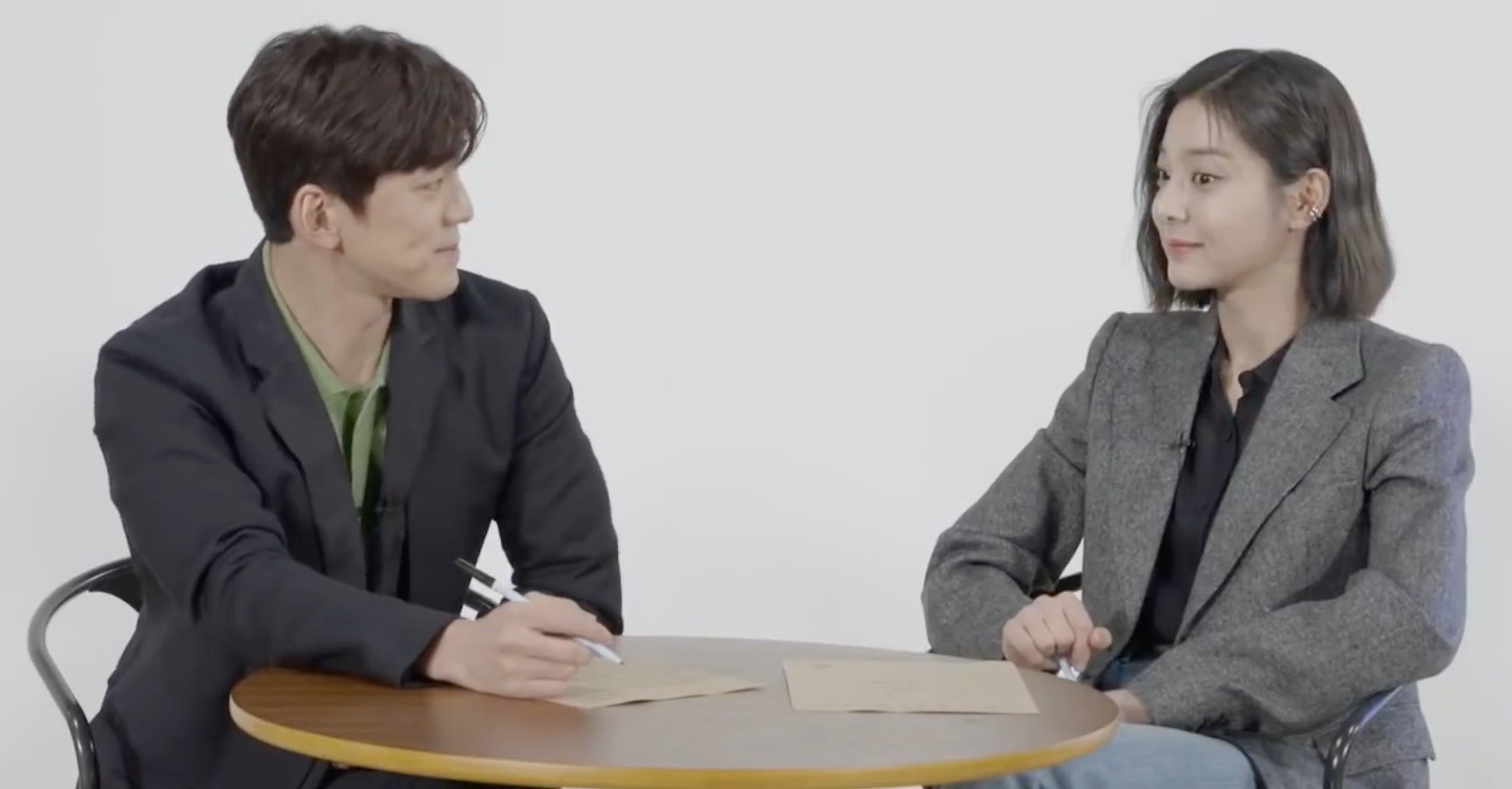 Cặp đôi phụ 'Hẹn Hò Chốn Công Sở' cùng tham gia trò chơi Q&A của kênh SBS Catch