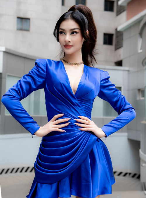 Á hậu Kiều Loan phối nhẹ chiếc vòng cổ Dior dạng xích để tạo điểm nhấn cho váy draping màu xanh.
