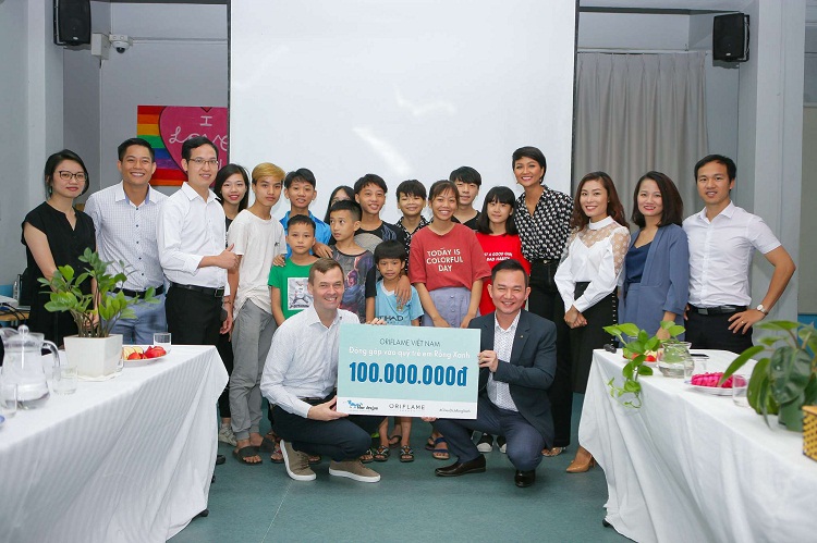 Năm 2019, Hoa hậu H'Hen Niê từng trao 100 triệu đồng cho Tổ chức Trẻ em Rồng Xanh để hỗ trợ trẻ em có hoàn cảnh đặc biệt