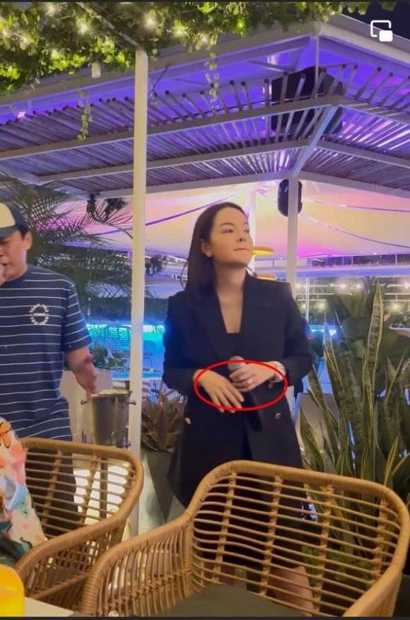 Phạm Quỳnh Anh khiến công chúng chú ý với hình ảnh đeo nhẫn cầu hôn ở ngón áp út
