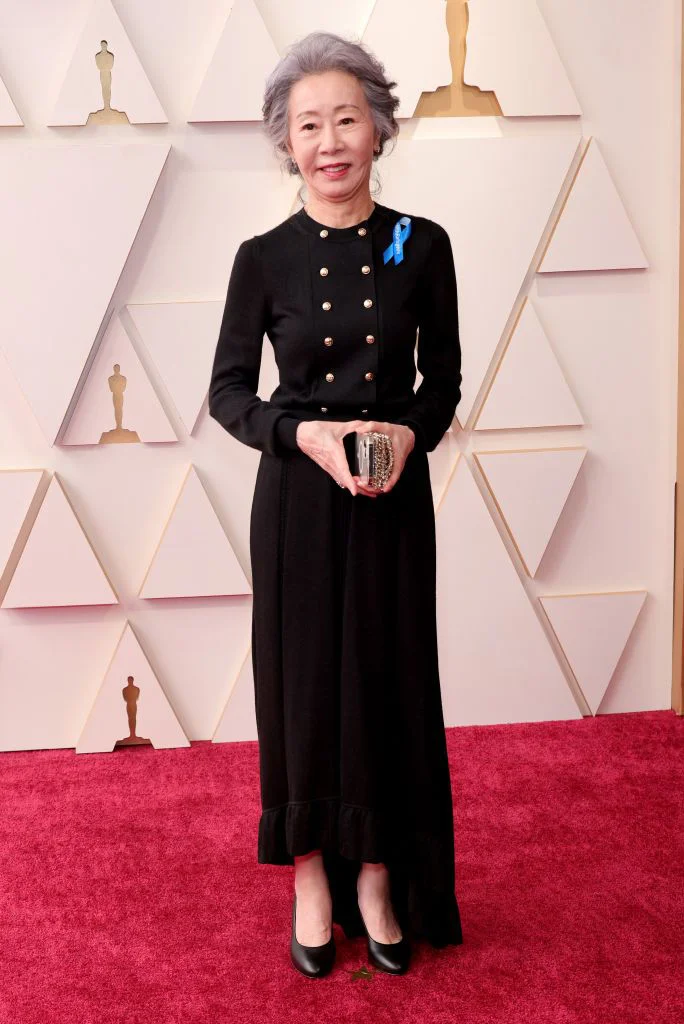 Sao nữ Hàn Quốc Yoon Yeo Jeong nổi bật trong váy và trang sức thanh lịch của Chanel, không sử dụng trang sức cầu kỳ mà chỉ gắn một chiếc nơ xanh biểu tượng của UN Refugee Agency - xứng đáng là một trong những trang phục đẹp nhất thảm đỏ Oscar năm nay.