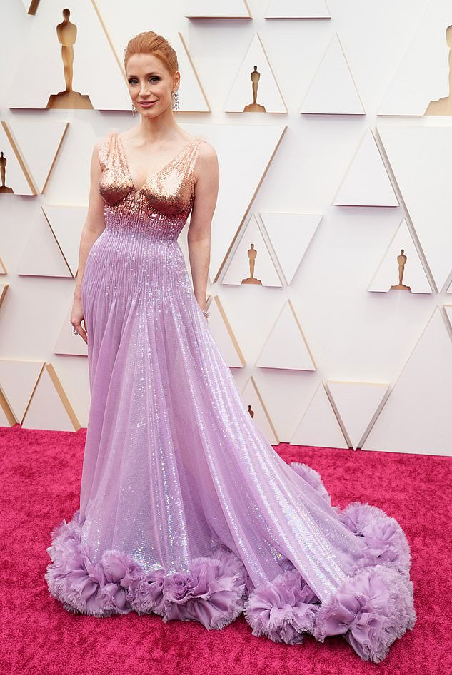 Jessica Chastain mang đến chiếc váy màu tím bồng bềnh gợi cảm từ nhà Gucci. Cô cũng là sao nữ giành được giải Nữ diễn viên chính xuất sắc tại Oscar năm nay