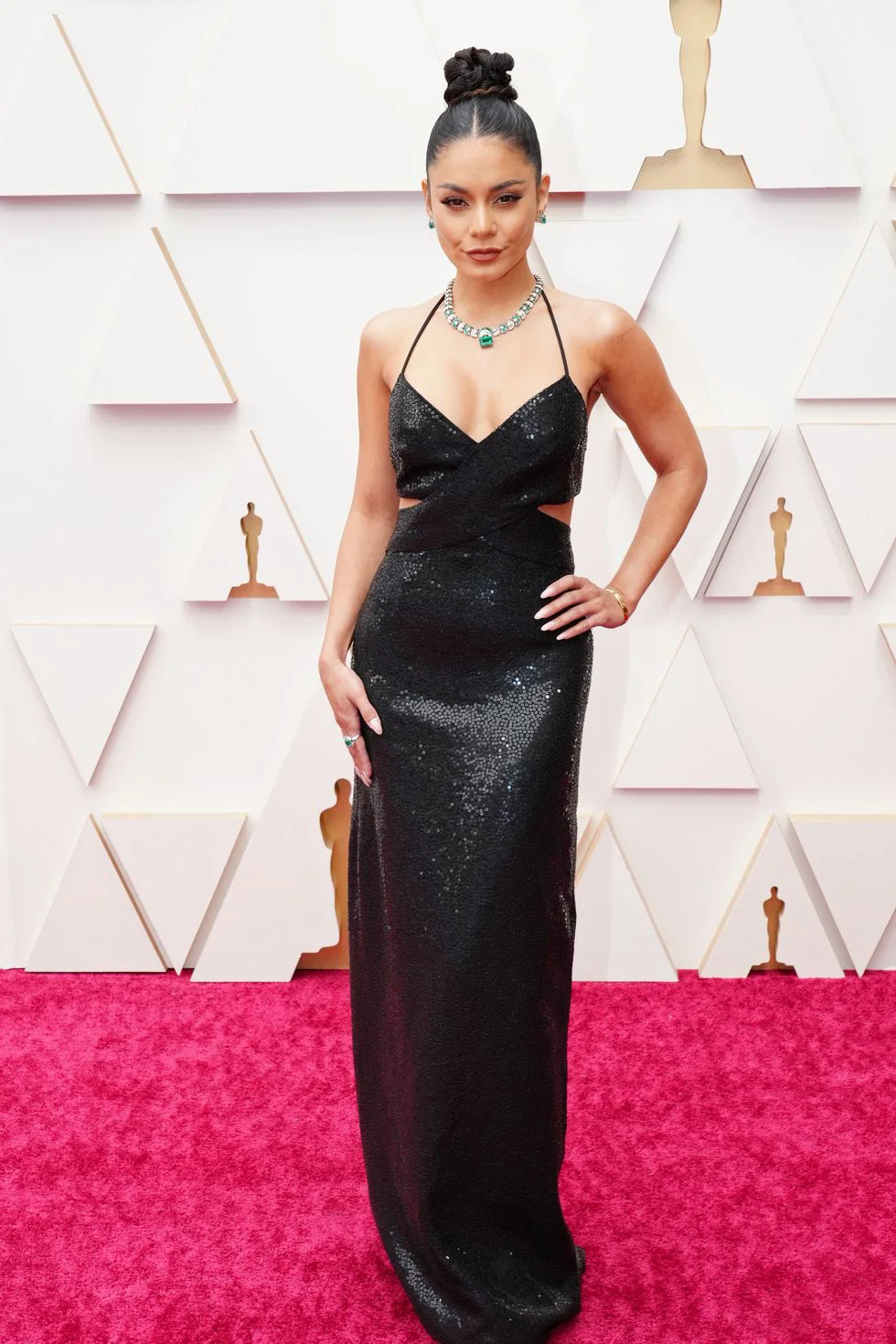Chiếc váy đến từ nhà Michael Kors và bộ trang sức Bulgari lấp lánh đã tạo nên tổng thể vô cùng quyến rũ cho Vanessa Hudgens. Cô cũng được nhận xét là một trong những ngôi sao mặc đẹp tại Oscar 2022.