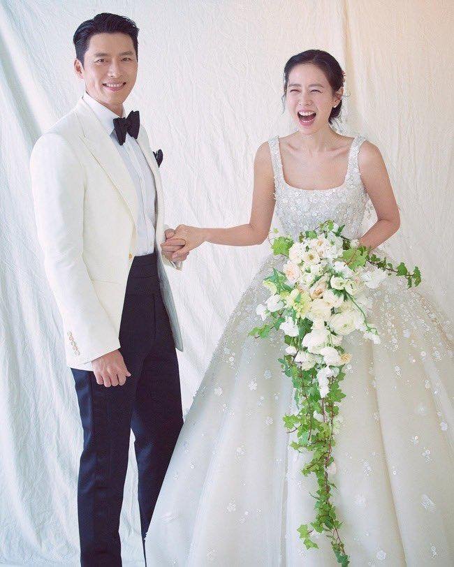 2 ảnh cưới chính thức của Hyun Bin và Son Ye Jin cũng đã được lan truyền trên mạng xã hội.