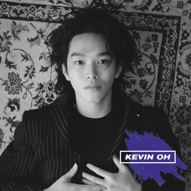 Dù không sở hữu visual quá điển trai nhưng Kevin Oh lại vô cùng cuốn hút với mái tóc dài đậm chất lãng tử và nghệ sĩ.