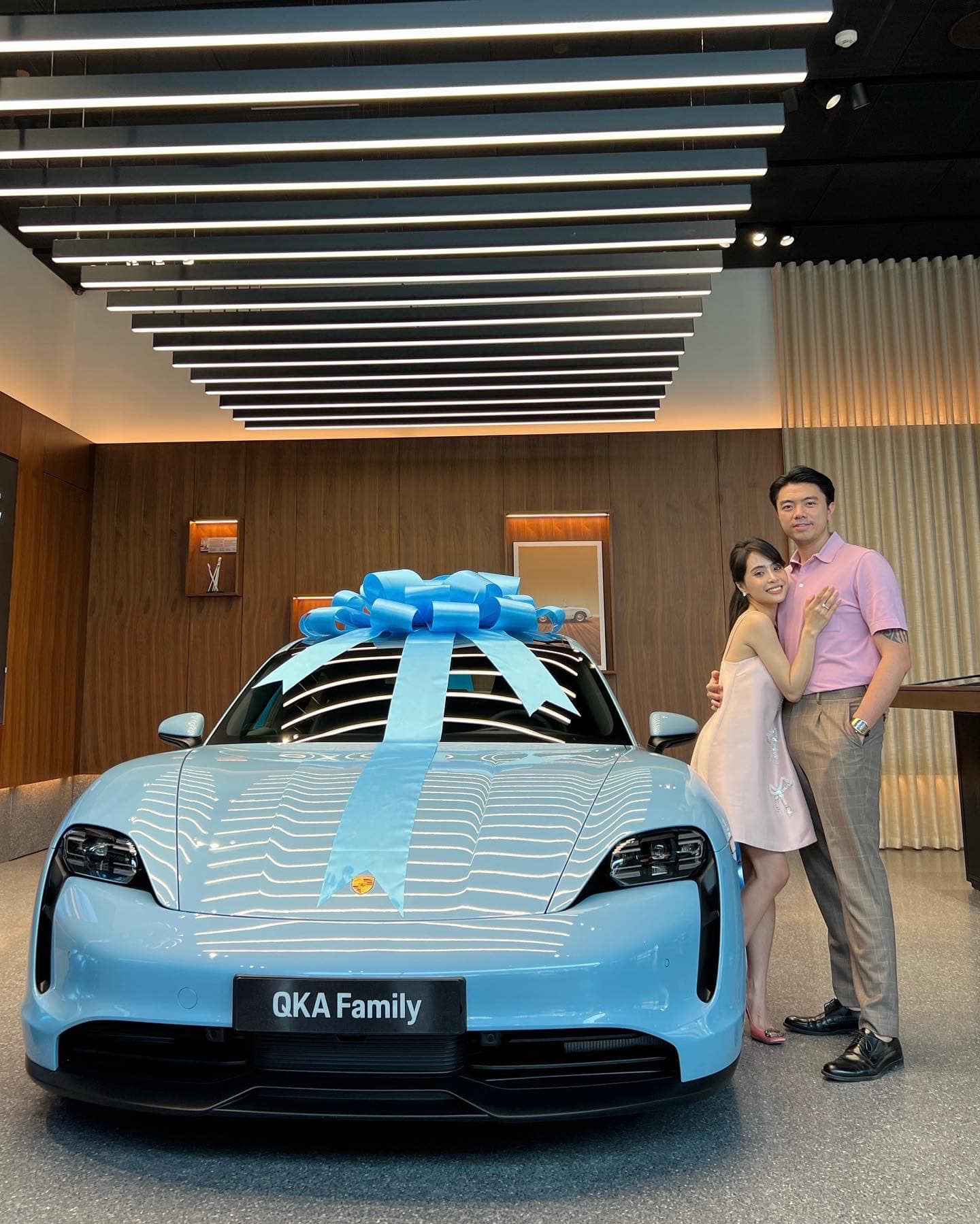 Gần đây, vợ chồng Kiều Anh - Văn Quỳnh vừa tậu 1 chiếc Porsche Taycan 4S có giá hơn 5,72 tỷ đồng.