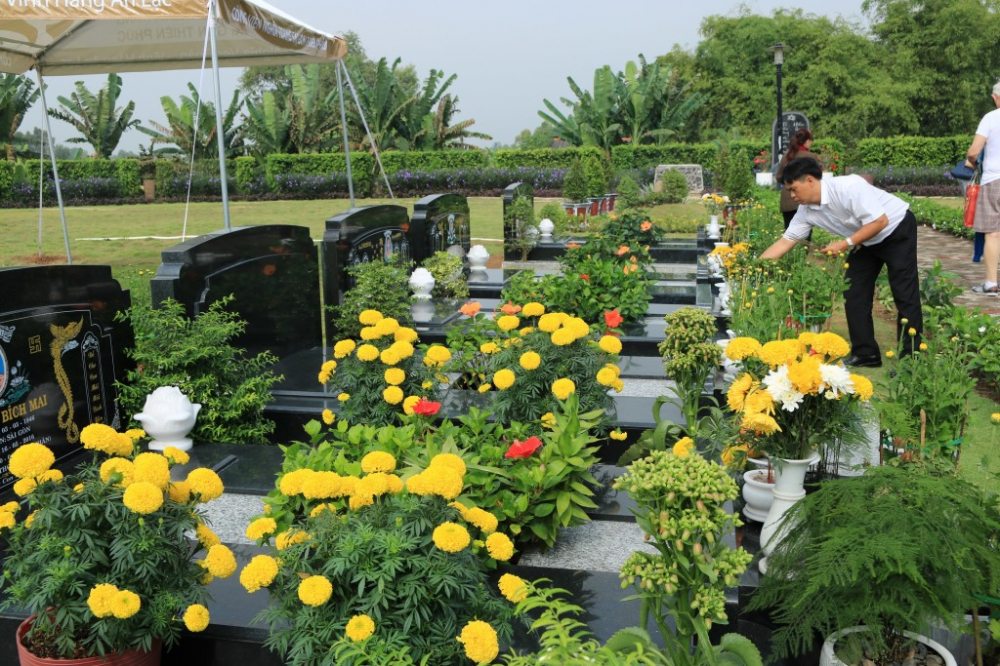 Không đùa giỡn to tiếng, không chụp ảnh xung quanh mộ