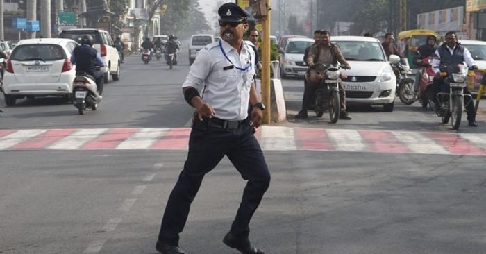 MXH phát sốt trước khoảnh khắc cảnh sát vừa nhảy điệu 'Michael Jackson' vừa điều khiển giao thông