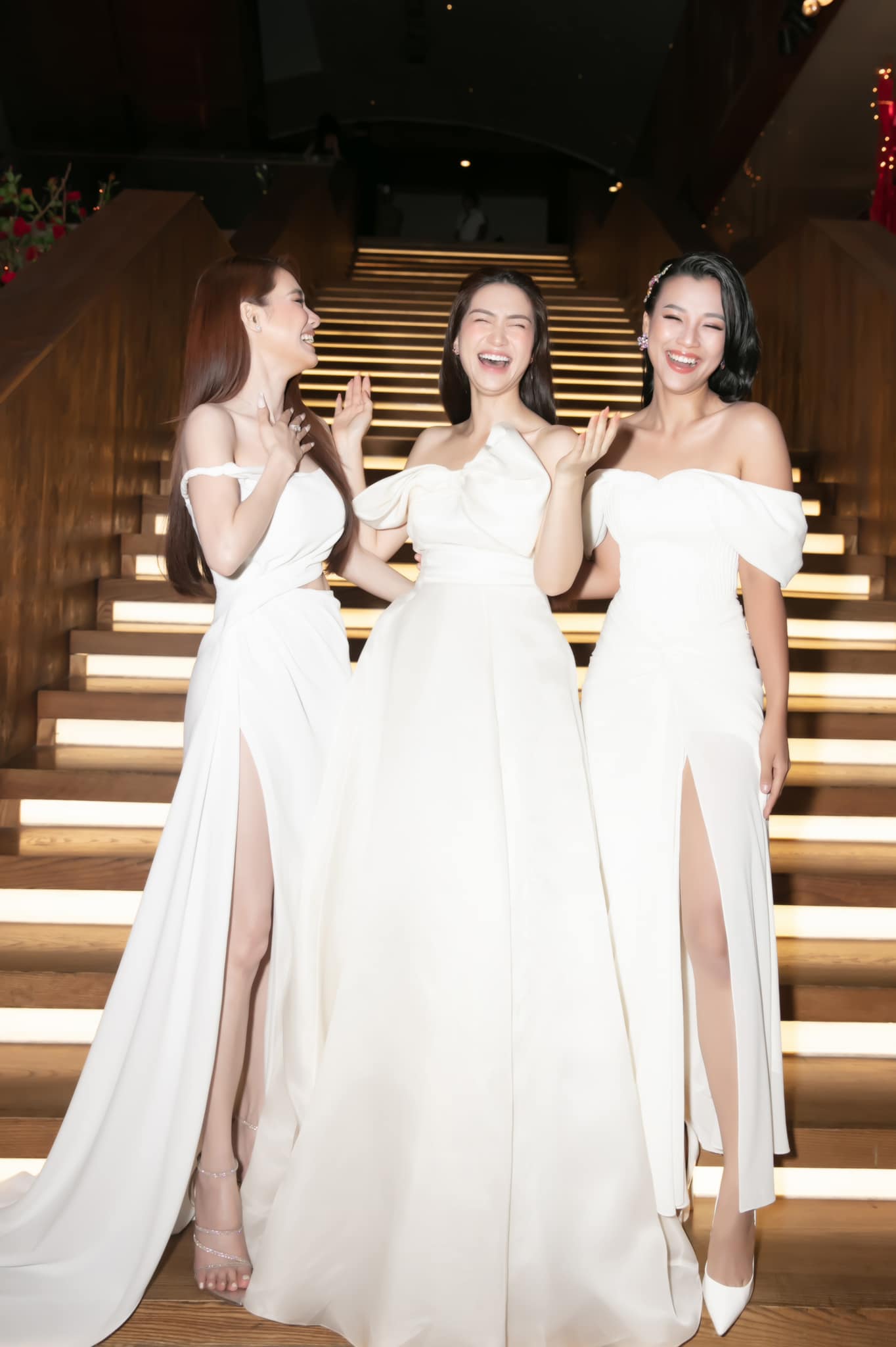 Cả 3 người đẹp đều diện những chiếc váy trắng tao nhã và gợi cảm với thiết kế xẻ tà tinh tế.