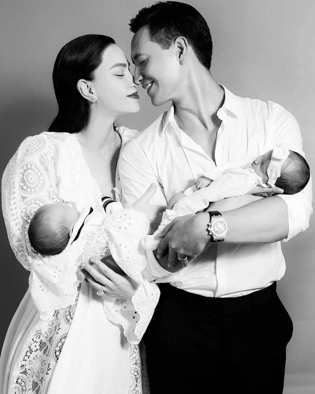 Đầu tháng 11/2020, Hồ Ngọc Hà hạ sinh hai bé Leon và Lisa cho Kim Lý và được anh cầu hôn ngay tại bệnh viện.