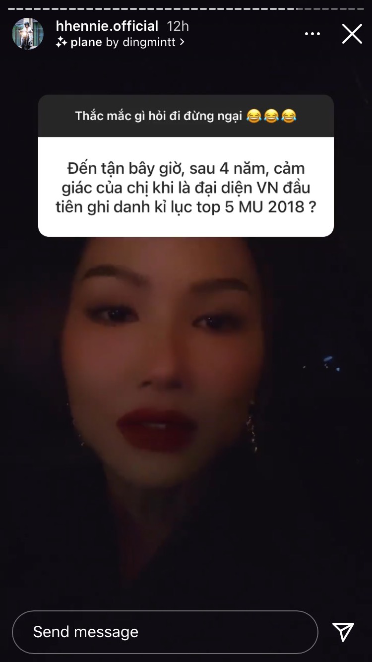 Khi được hỏi cảm giác hiện tại sau 4 năm là ghi danh vào Top 5 chung cuộc tại Miss Universe 2018, H'Hen Niê dí dỏm cho biết cô cảm thấy...bình thường và hiện đang tập trung công việc. 