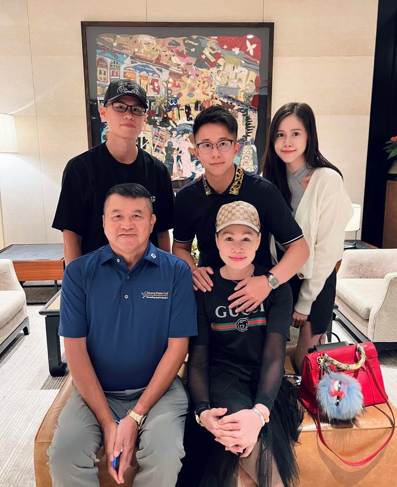Trong bức ảnh được nam CEO đăng tải, có thể thấy các thành viên trong gia đình Matt Liu đều tề tựu đông đủ,