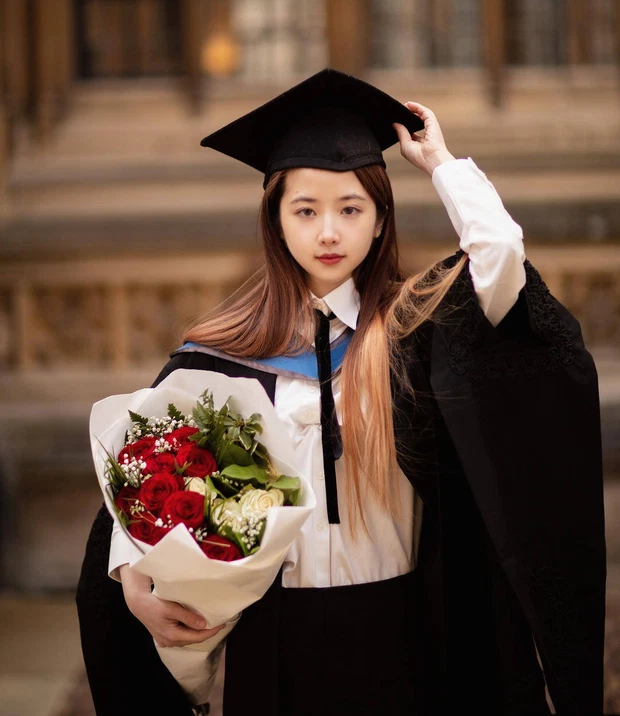 2020 có lẽ là năm bước ngoặt lớn với cuộc đời Zhu Zhu khi cô quyết định bỏ mức lương cao ngất ngưởng 2 triệu NDT/năm (khoảng 1,4 tỷ đồng) để quay trở lại học thạc sĩ ở trường Đại học Oxford với học bổng 100%